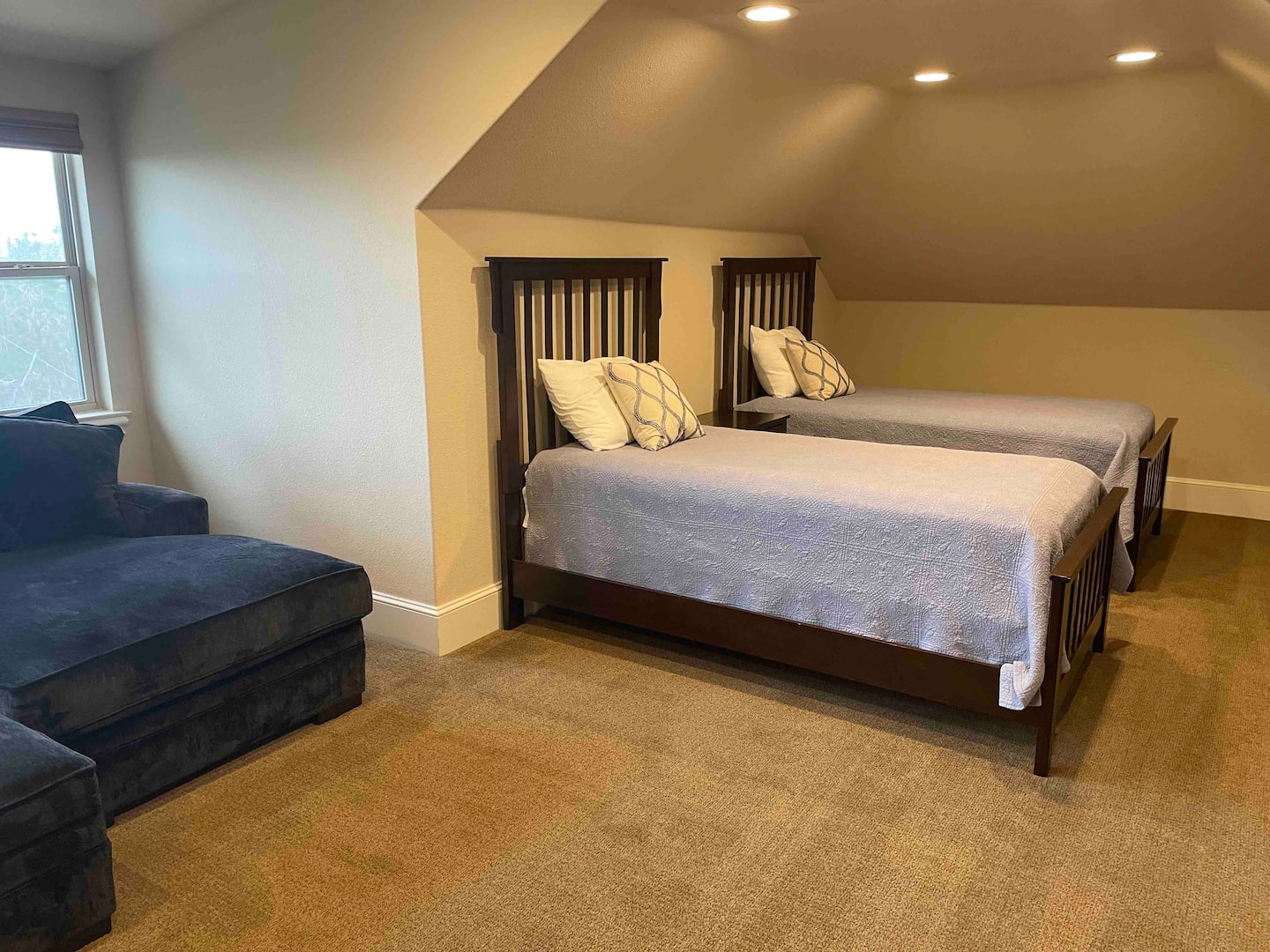 Fifth bedroom with two twin beds